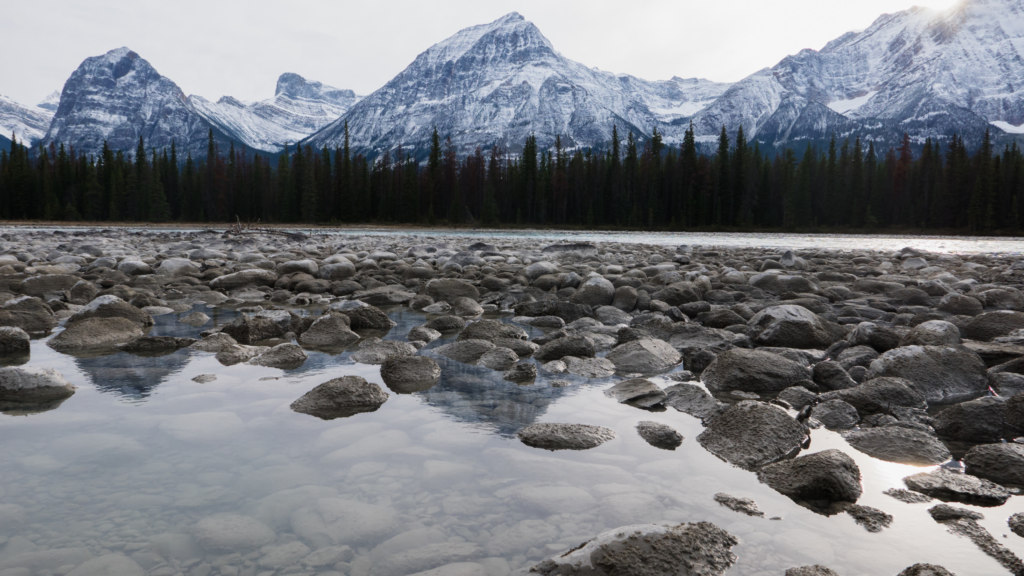 Photo of a river in British Columbia Canada with mountains behind | Photo d'une rivière en Colombie-Britannique Canada avec des montagnes en arrière-plan